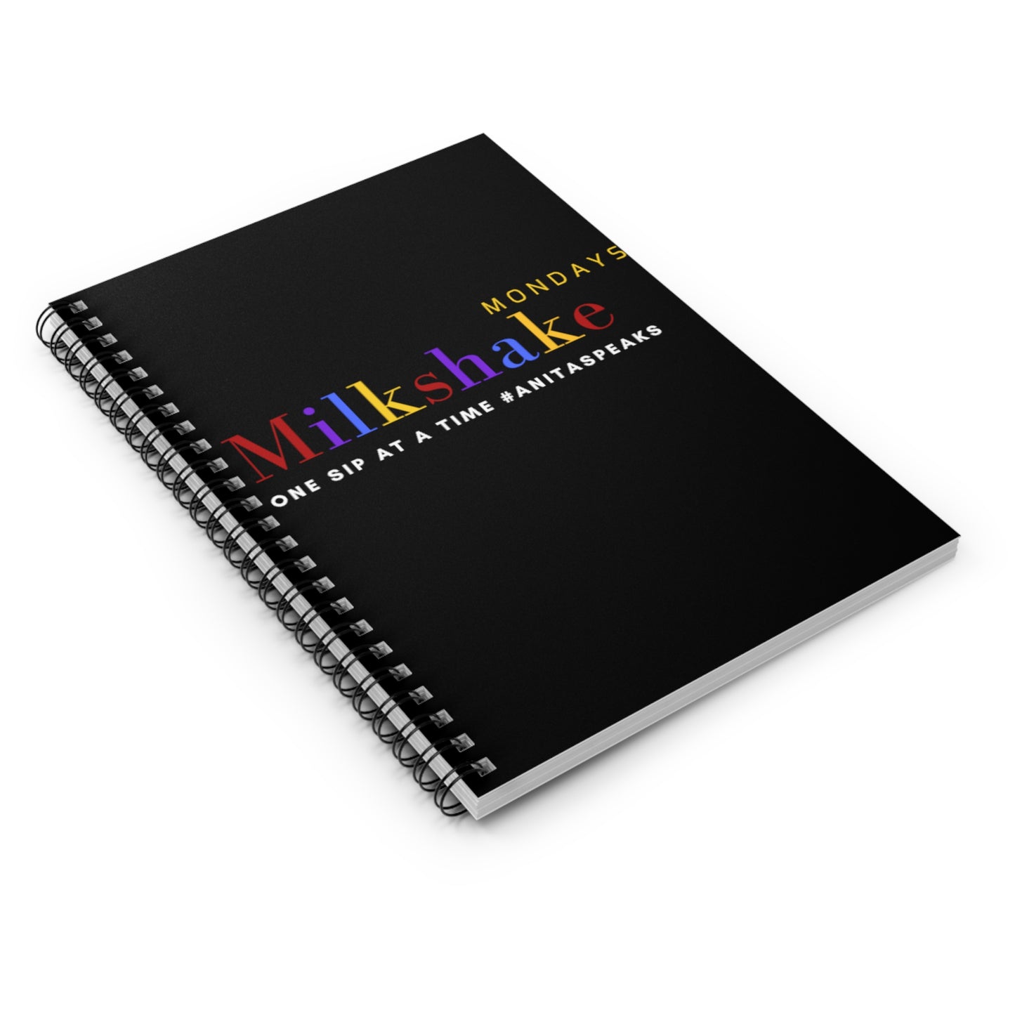 Cuaderno espiral con líneas rectas listo para preparar batidos